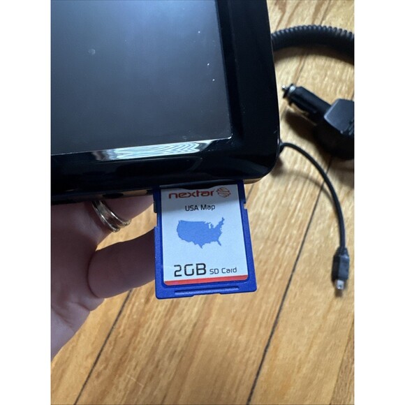Nextar Q4 Automotive Mountable GPS Bundle With Charger And Case - Picture 5 of 9
